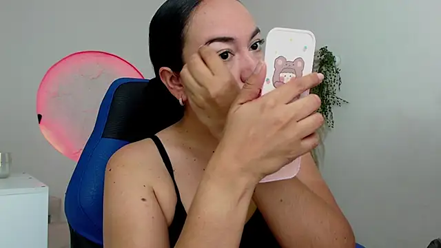 Yadis hot online show from 11-25-25, 09:59