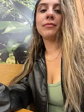 Snapshot of sarah_honey__ chatting on 11-19-25, 02:50 sarah honey online show from 11-19-25, 02:50