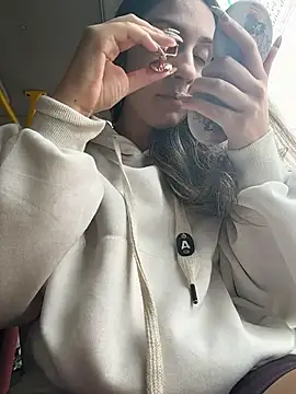 Snapshot of sarah_honey__ chatting on 11-24-25, 03:01 sarah honey online show from 11-24-25, 03:01