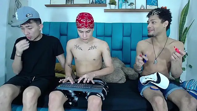 Hot Boys Latinos X online show from 04-16-26, 05:03