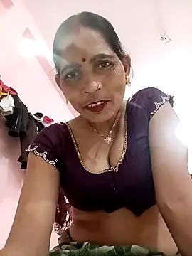 Snapshot of Indiangueen chatting on 10-28-25, 07:23 Indiangueen online show from 10-28-25, 07:23