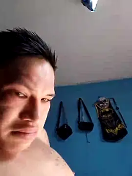 Snapshot of Ojitosbrrr chatting on 11-22-25, 08:19 Ojitosbrrr online show from 11-22-25, 08:19