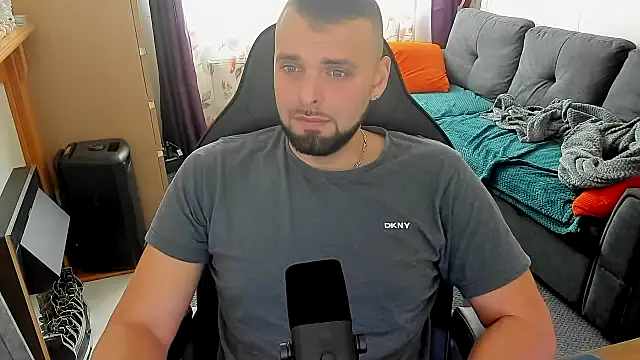 Snapshot of justforfunchriss chatting on 10-31-25, 11:33 justforfunchriss online show from 10-31-25, 11:33