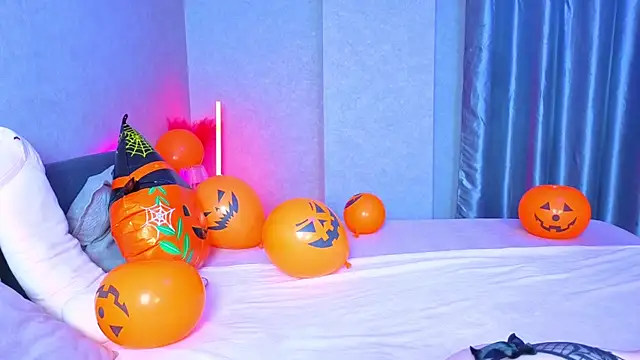 KittieHeart online show from 10-31-25, 05:47