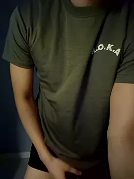 Snapshot of yuta_00 chatting on 02-20-26, 05:13 yuta 00 online show from 02-20-26, 05:13