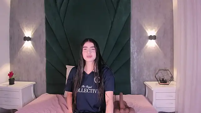 EmiliClarke online show from 04-15-26, 11:28