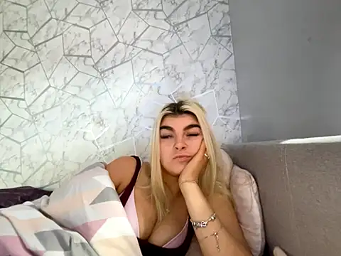 rosie-hipstergal online show from 11-18-25, 01:04