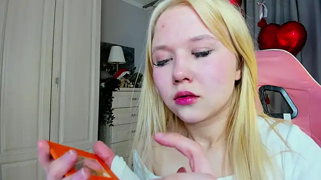 Snapshot of VivieSunn chatting on 02-14-26, 04:42 VivieSunn online show from 02-14-26, 04:42