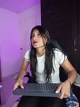 YeseniaRodriguez3 online show from 04-20-26, 12:41