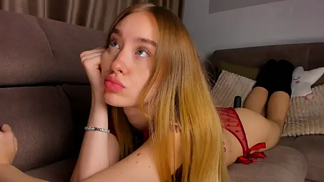 Snapshot of SugarSkye chatting on 12-21-25, 06:15 SugarSkye online show from 12-21-25, 06:15