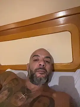 Snapshot of latino2211 chatting on 10-26-25, 12:38 latino2211 online show from 10-26-25, 12:38