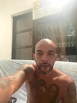 Snapshot of latino2211 chatting on 10-27-25, 11:31 latino2211 online show from 10-27-25, 11:31