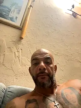 Snapshot of latino2211 chatting on 10-29-25, 02:25 latino2211 online show from 10-29-25, 02:25