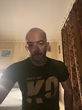 Snapshot of latino2211 chatting on 10-29-25, 06:53 latino2211 online show from 10-29-25, 06:53