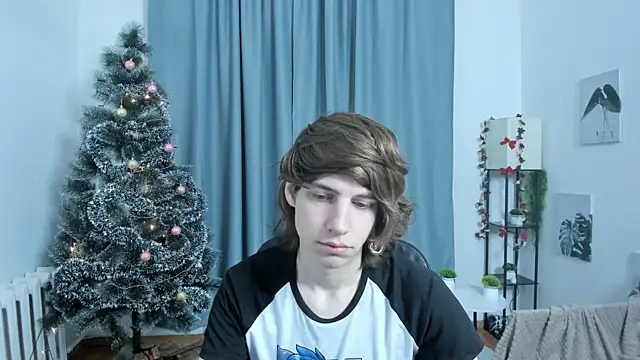 Snapshot of AvenGlow chatting on 12-18-25, 05:02 AvenGlow online show from 12-18-25, 05:02