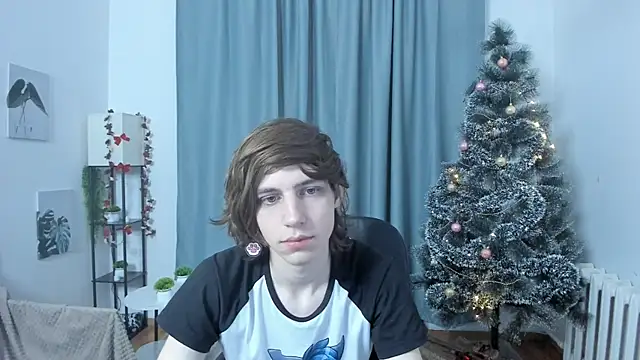 Snapshot of AvenGlow chatting on 12-19-25, 05:03 AvenGlow online show from 12-19-25, 05:03