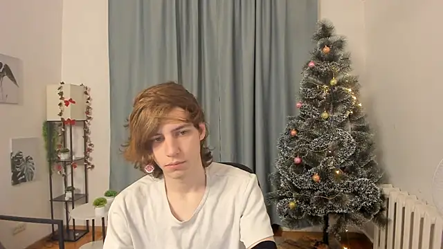 Snapshot of AvenGlow chatting on 12-21-25, 05:03 AvenGlow online show from 12-21-25, 05:03