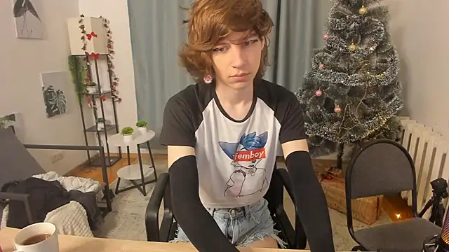 Snapshot of AvenGlow chatting on 12-23-25, 03:48 AvenGlow online show from 12-23-25, 03:48