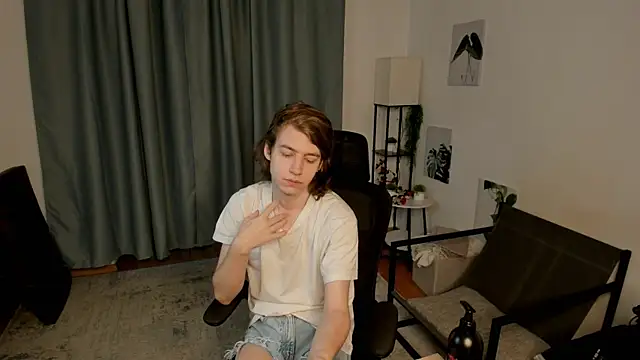 Snapshot of AvenGlow chatting on 02-05-26, 05:23 AvenGlow online show from 02-05-26, 05:23