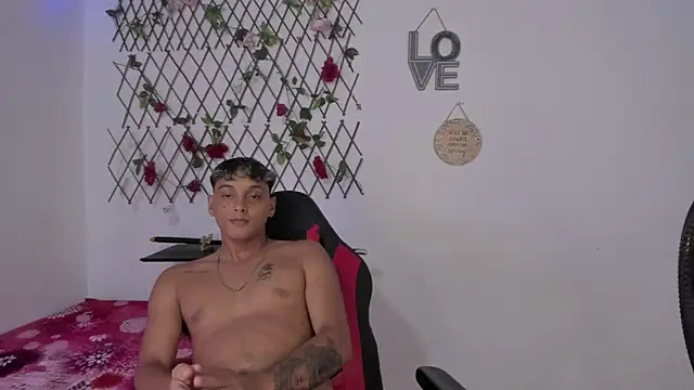 Snapshot of Fre_Grey chatting on 10-28-25, 04:38 Fre Grey online show from 10-28-25, 04:38