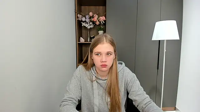 Snapshot of LuciaTiell chatting on 10-29-25, 07:54 LuciaTiell online show from 10-29-25, 07:54