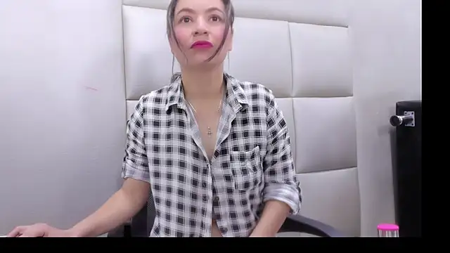 Snapshot of HannMachinne chatting on 10-27-25, 10:47 HannMachinne online show from 10-27-25, 10:47