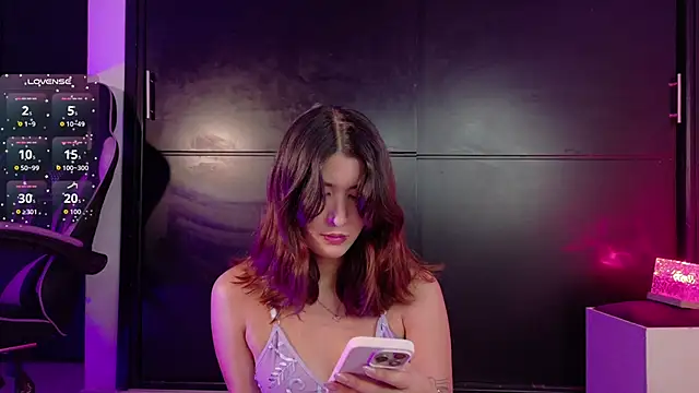 emilyy1  online show from 12-04-25, 01:48