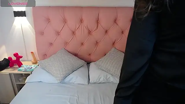 victoria 243 online show from 11-21-25, 02:21