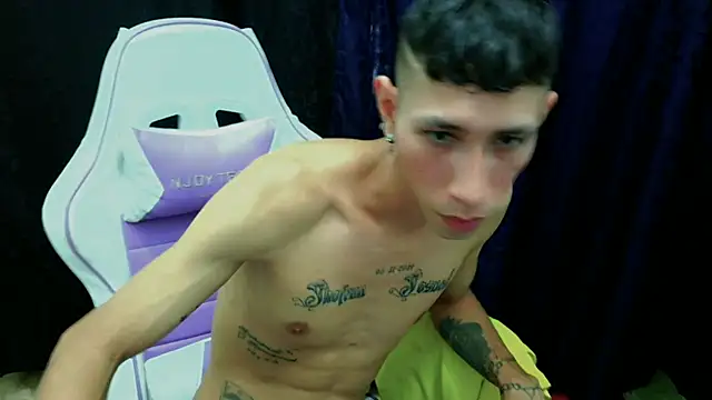 Snapshot of The_latin_boy chatting on 10-29-25, 07:37 The latin boy online show from 10-29-25, 07:37