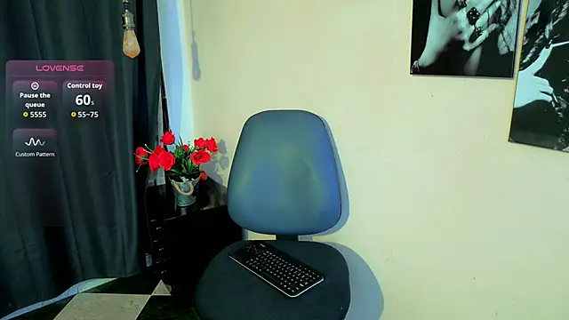 Snapshot of Flor_Gil chatting on 12-22-25, 06:43 Flor Gil online show from 12-22-25, 06:43