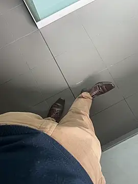 LeoBlaze13 online show from 10-28-25, 08:11