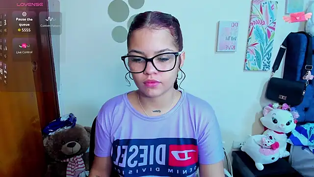 Emma boo online show from 11-18-25, 04:44