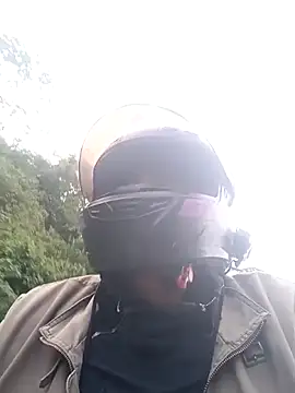 Snapshot of yuhenthr chatting on 10-30-25, 10:10 yuhenthr online show from 10-30-25, 10:10