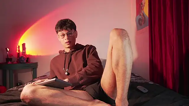 Snapshot of estmonnn chatting on 04-28-26, 01:15 estmonnn online show from 04-28-26, 01:15