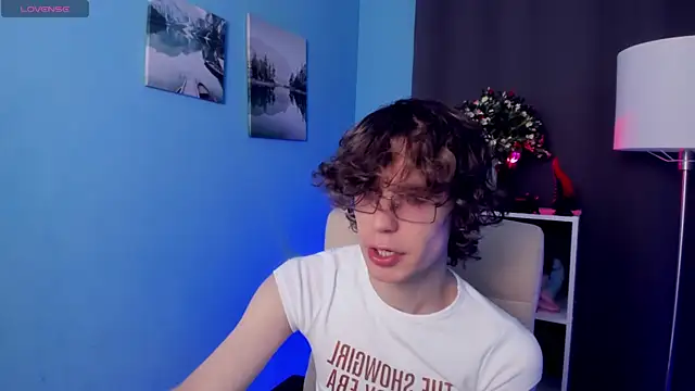 Snapshot of LeoBensyten chatting on 11-16-25, 04:45 LeoBensyten online show from 11-16-25, 04:45