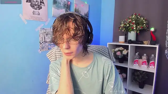 Snapshot of LeoBensyten chatting on 12-18-25, 02:23 LeoBensyten online show from 12-18-25, 02:23