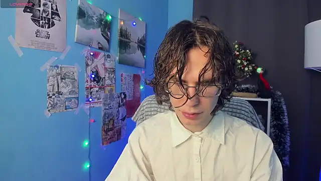 Snapshot of LeoBensyten chatting on 12-20-25, 02:35 LeoBensyten online show from 12-20-25, 02:35