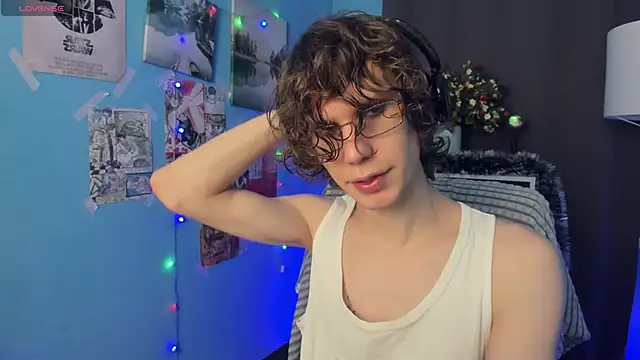 Snapshot of LeoBensyten chatting on 12-21-25, 09:49 LeoBensyten online show from 12-21-25, 09:49