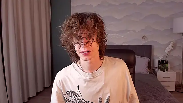 Snapshot of LeoBensyten chatting on 02-10-26, 10:25 LeoBensyten online show from 02-10-26, 10:25