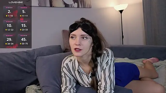 LauraYoungg online show from 10-31-25, 07:37