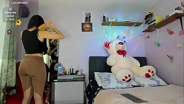 Snapshot of Leyna_Madrigal chatting on 11-05-25, 07:03 Leyna Madrigal online show from 11-05-25, 07:03