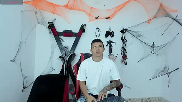 Snapshot of Steven19_LatinBoy chatting on 10-30-25, 12:06 Steven19 LatinBoy online show from 10-30-25, 12:06