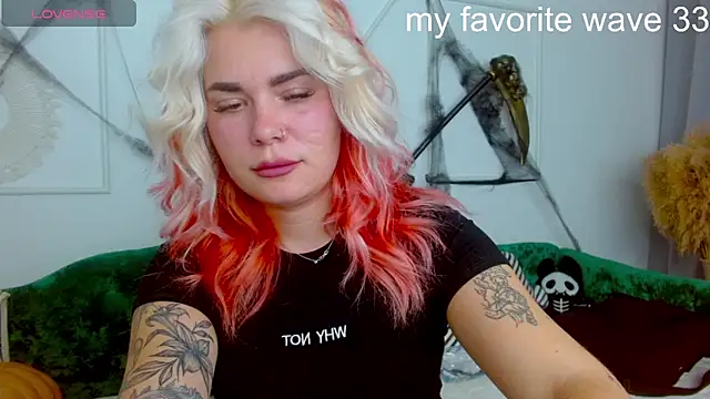 Snapshot of lada_love chatting on 10-30-25, 01:56 lada love online show from 10-30-25, 01:56