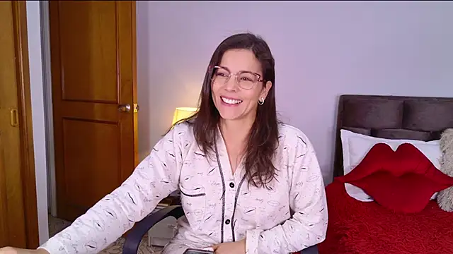 Snapshot of Angie_bell chatting on 11-04-25, 02:05 Angie bell online show from 11-04-25, 02:05