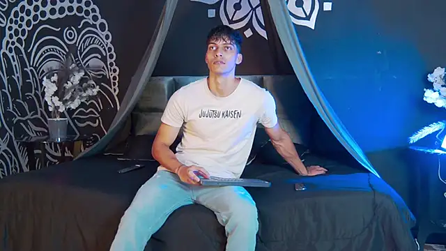 Snapshot of AlessioVitale chatting on 11-07-25, 12:49 AlessioVitale online show from 11-07-25, 12:49