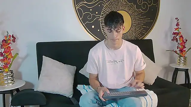 Snapshot of AlessioVitale chatting on 11-13-25, 12:15 AlessioVitale online show from 11-13-25, 12:15