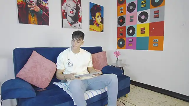 Snapshot of AlessioVitale chatting on 11-21-25, 12:15 AlessioVitale online show from 11-21-25, 12:15