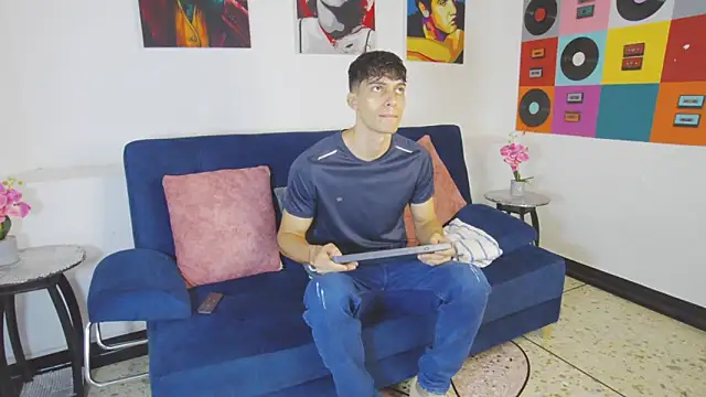 Snapshot of AlessioVitale chatting on 11-22-25, 12:04 AlessioVitale online show from 11-22-25, 12:04