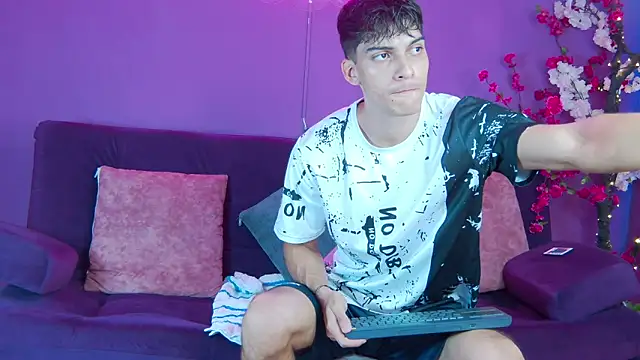 Snapshot of AlessioVitale chatting on 11-25-25, 12:16 AlessioVitale online show from 11-25-25, 12:16