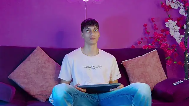 Snapshot of AlessioVitale chatting on 11-27-25, 12:18 AlessioVitale online show from 11-27-25, 12:18